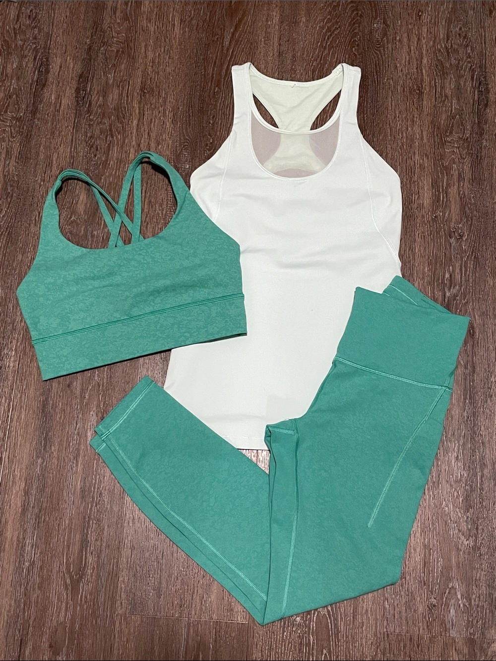 EUC Lululemon Matching Teal/Green Set. Size 6